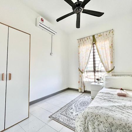Tropika Homestay Bangi With 3 Bedrooms Kajang Eksteriør bilde