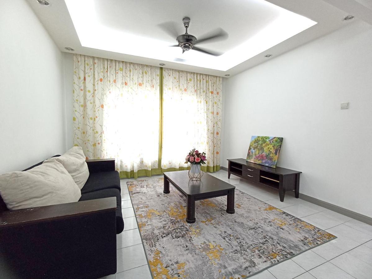 Tropika Homestay Bangi With 3 Bedrooms Kajang Eksteriør bilde