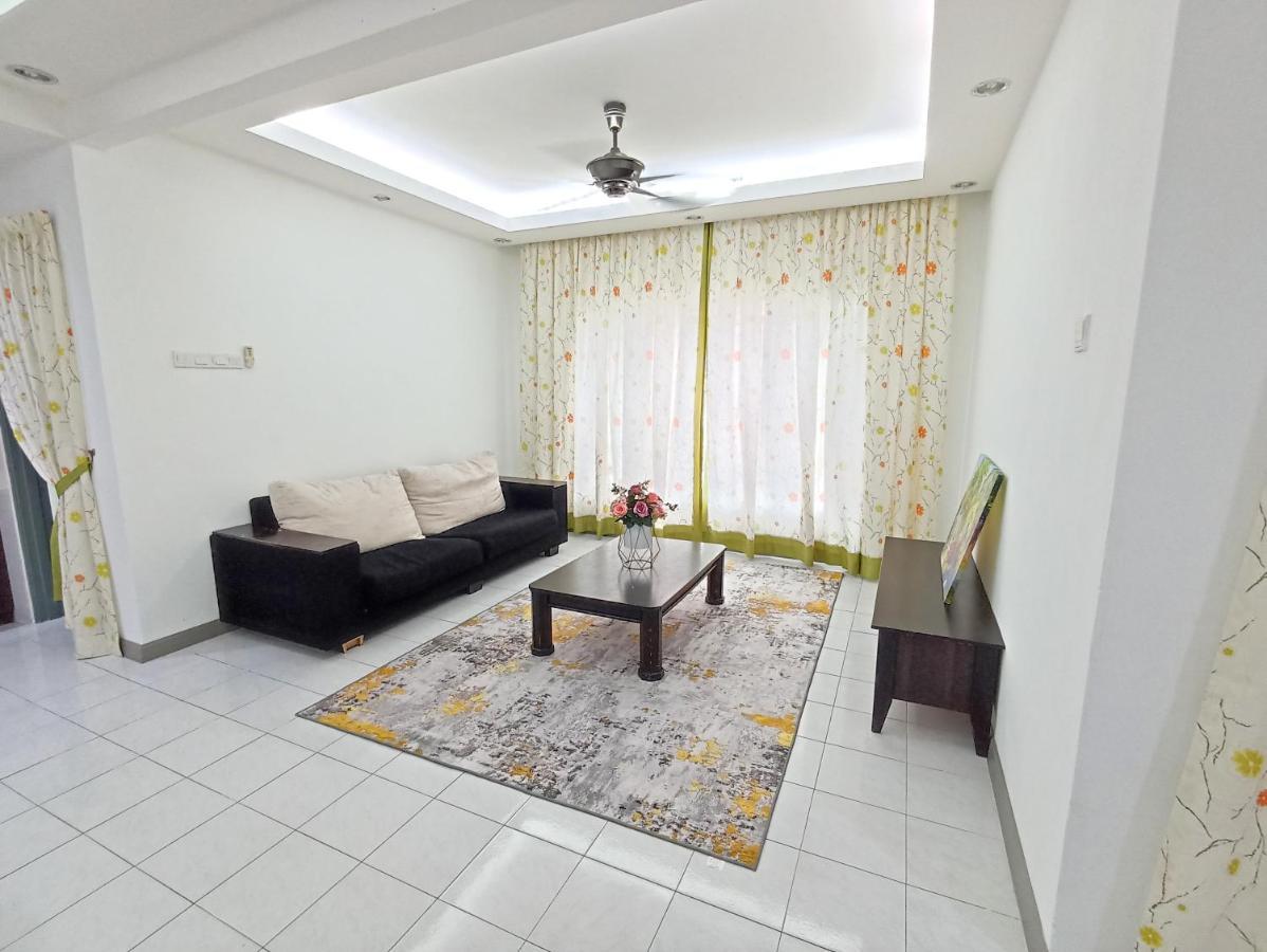 Tropika Homestay Bangi With 3 Bedrooms Kajang Eksteriør bilde