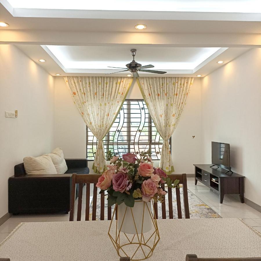 Tropika Homestay Bangi With 3 Bedrooms Kajang Eksteriør bilde