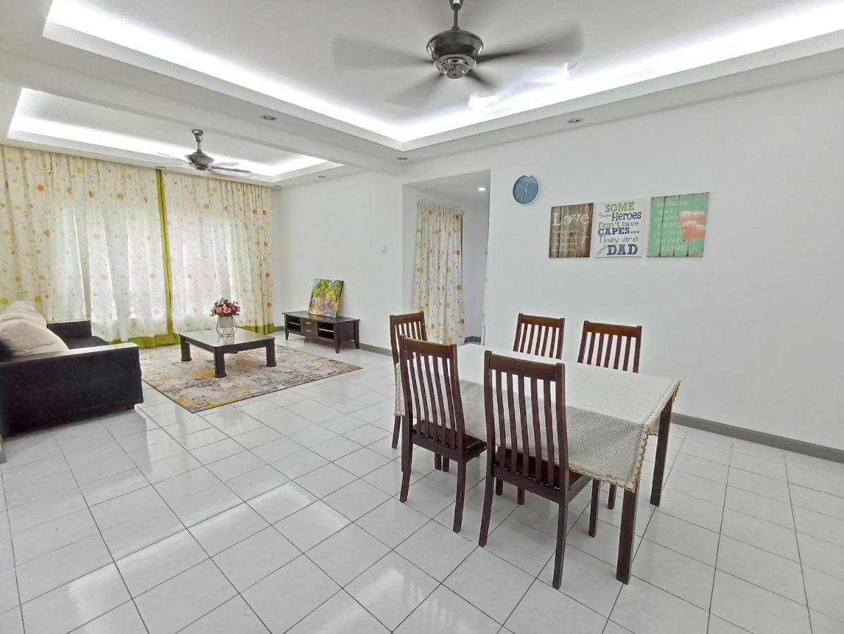 Tropika Homestay Bangi With 3 Bedrooms Kajang Eksteriør bilde