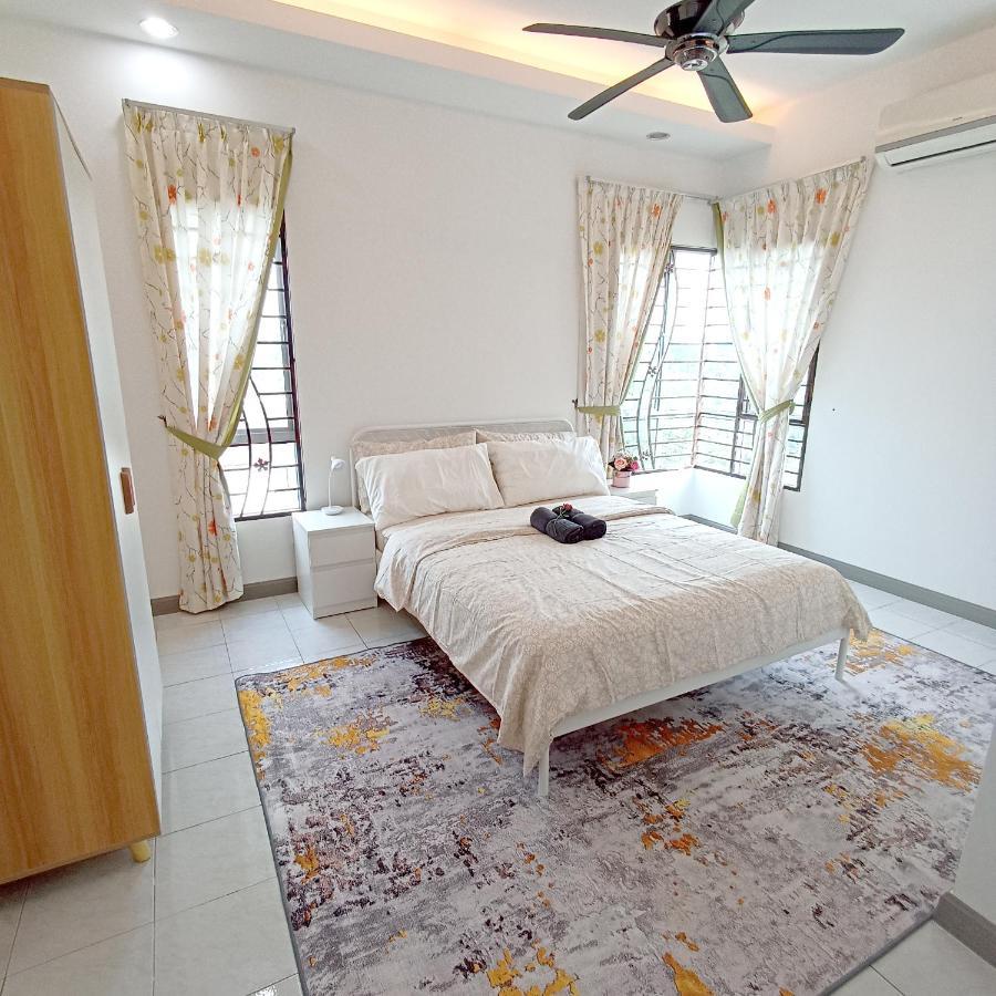 Tropika Homestay Bangi With 3 Bedrooms Kajang Eksteriør bilde