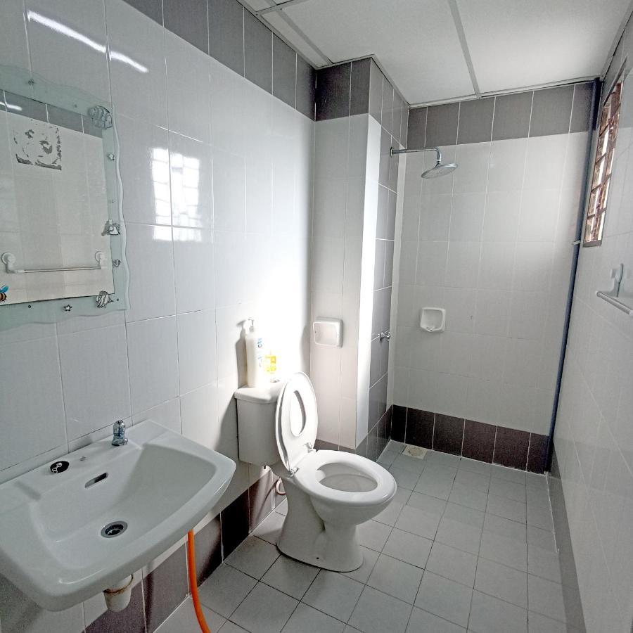 Tropika Homestay Bangi With 3 Bedrooms Kajang Eksteriør bilde