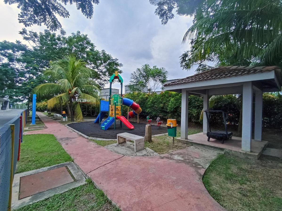 Tropika Homestay Bangi With 3 Bedrooms Kajang Eksteriør bilde