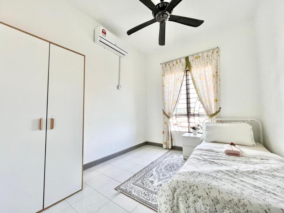 Tropika Homestay Bangi With 3 Bedrooms Kajang Eksteriør bilde