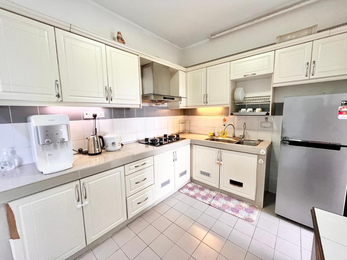 Tropika Homestay Bangi With 3 Bedrooms Kajang Eksteriør bilde
